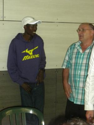 1er vainqueur de MARVEJOLS MENDE ( en 1973 René MURAT ) avec le gagnant 2012 le Kenyan Jacob KENDAGOR le soir de la course à l' aligot-party réunissant 1200 convives !.jpg