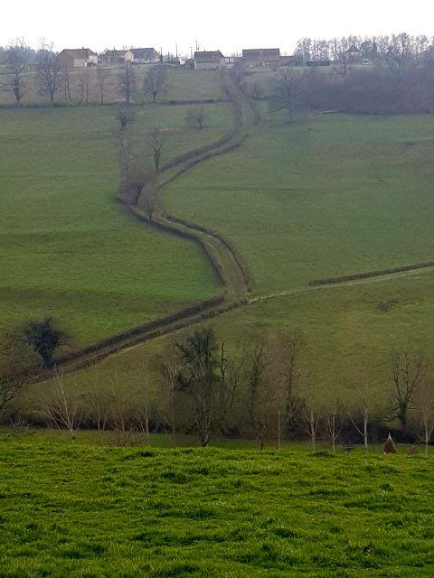 Semur sentier pre au loin